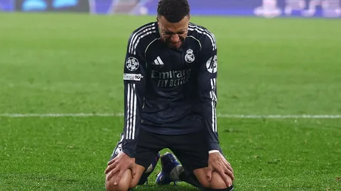 詹姆斯巧妙助攻克内克特空中扣篮得手